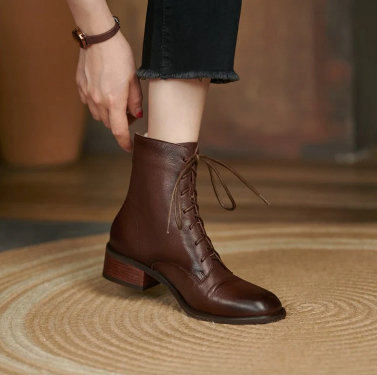 Bota Feminina Cano Curto de Couro com Zíper Brigitte